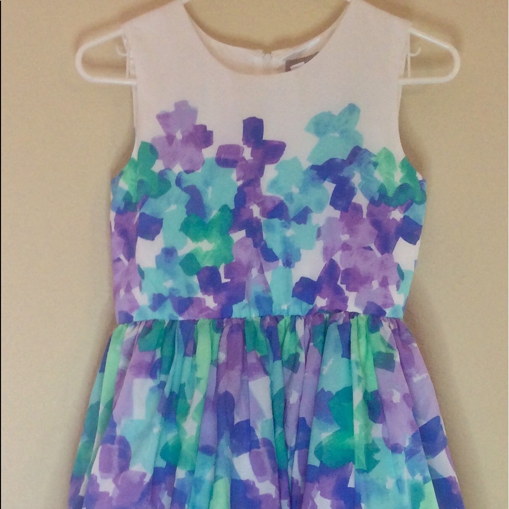 Adorable Girls  Dress                      Girls size 14.    NEW